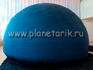 Темно-синий купол мобильного планетария